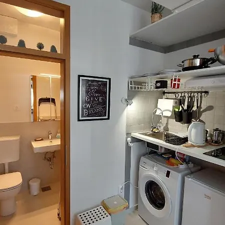 Cozy, Bright And Affordable W/ Free Parking 公寓 *