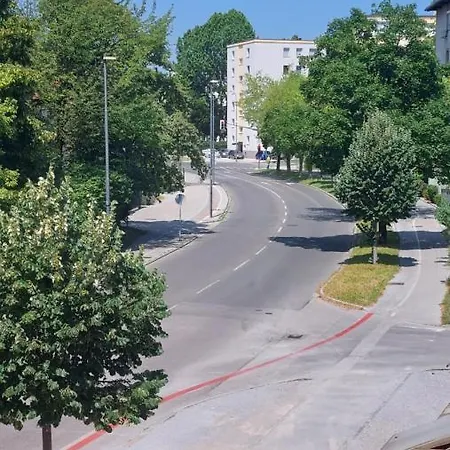 Cozy, Bright And Affordable W/ Free Parking Apartman